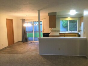 585 NE 19th St in Gresham, OR - Building Photo - Building Photo