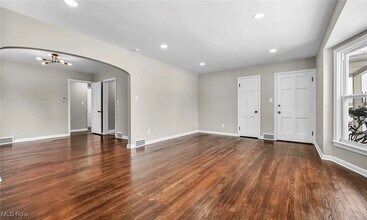 13614 Cedar Rd in University Heights, OH - Building Photo - Building Photo