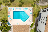 Buttonwood Cove in Longboat Key, FL - Building Photo - Building Photo