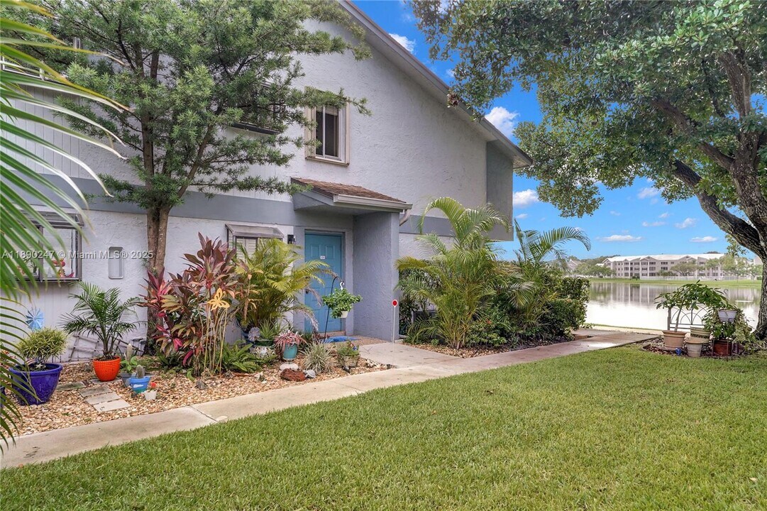2737 S Oakland Forest Dr in Oakland Park, FL - Foto de edificio