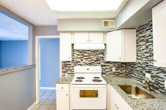 2215 Mission Hill Dr in Austin, TX - Building Photo - Building Photo