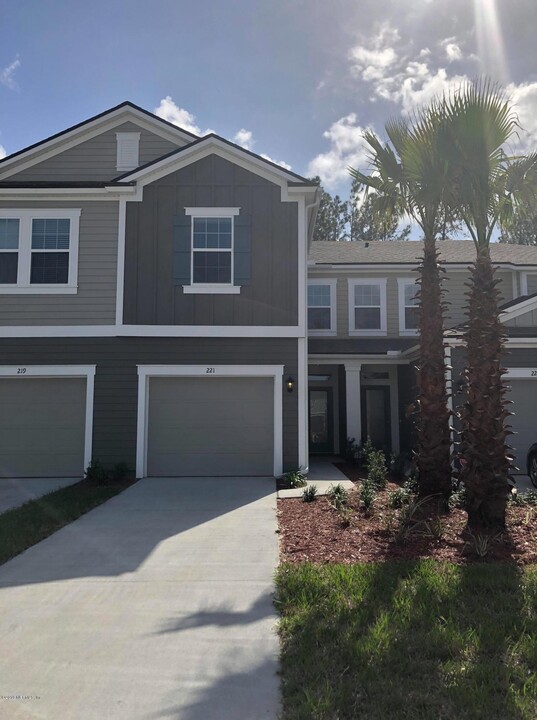 221 Servia Dr in Saint Johns, FL - Building Photo