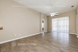 9803 White Barn Way, Unit 2211-22 in Riverview, FL - Foto de edificio - Building Photo