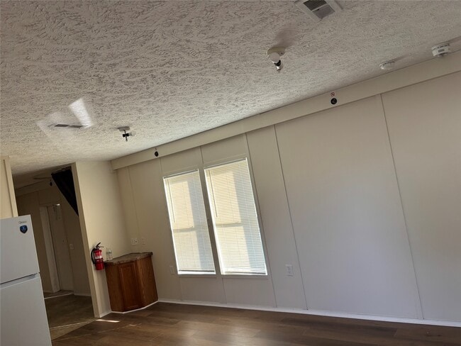 608 Clear Lake Rd in Highlands, TX - Building Photo - Building Photo