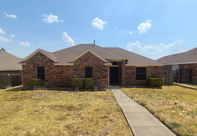 329 N Beltwoods Dr in Desoto, TX - Building Photo