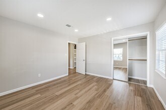 1266 Dove St in Houston, TX - Foto de edificio - Building Photo