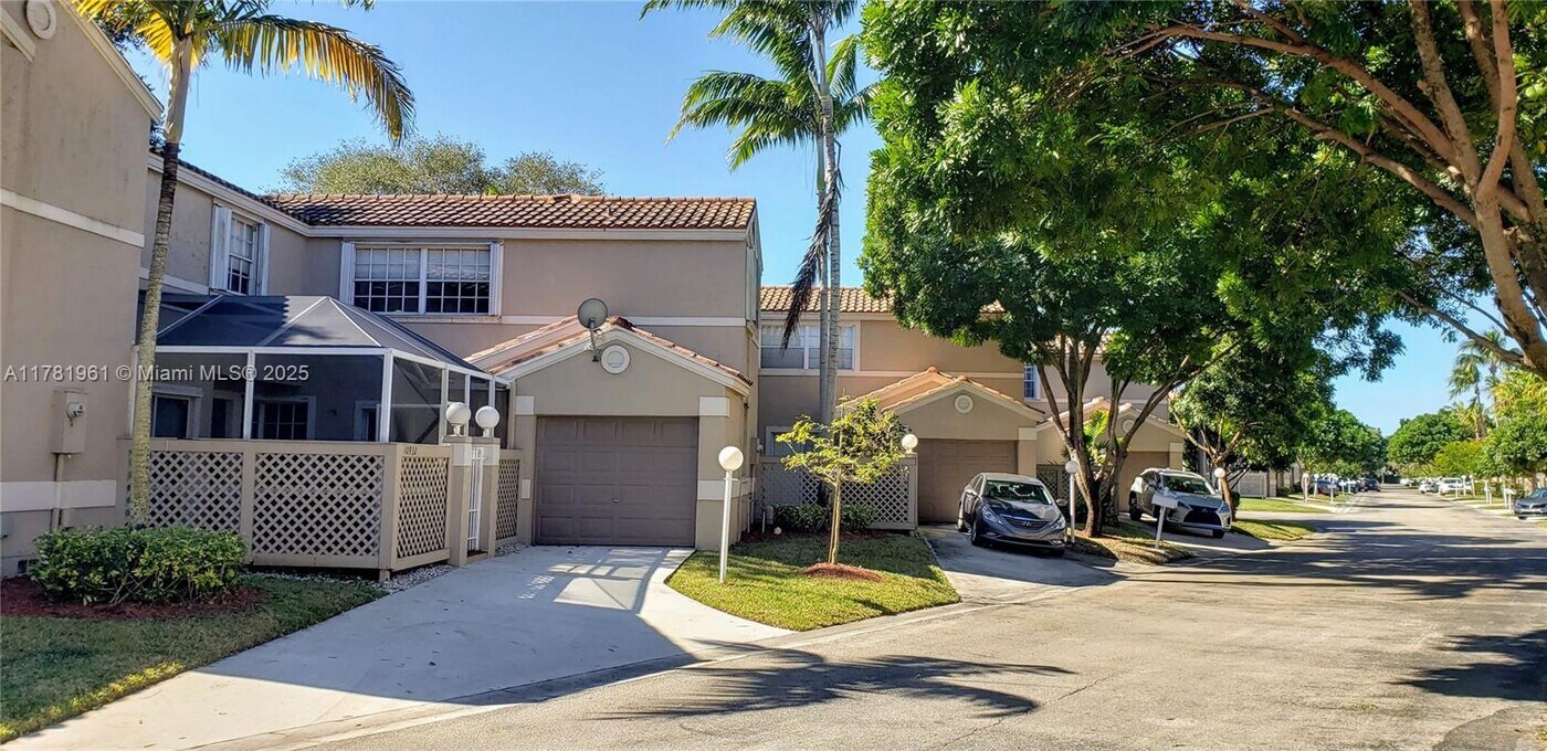 10932 Chandler Dr in Hollywood, FL - Building Photo