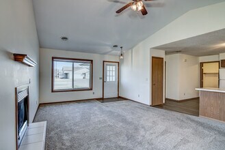 13203 39th Ave N in Lake Hallie, WI - Foto de edificio - Building Photo