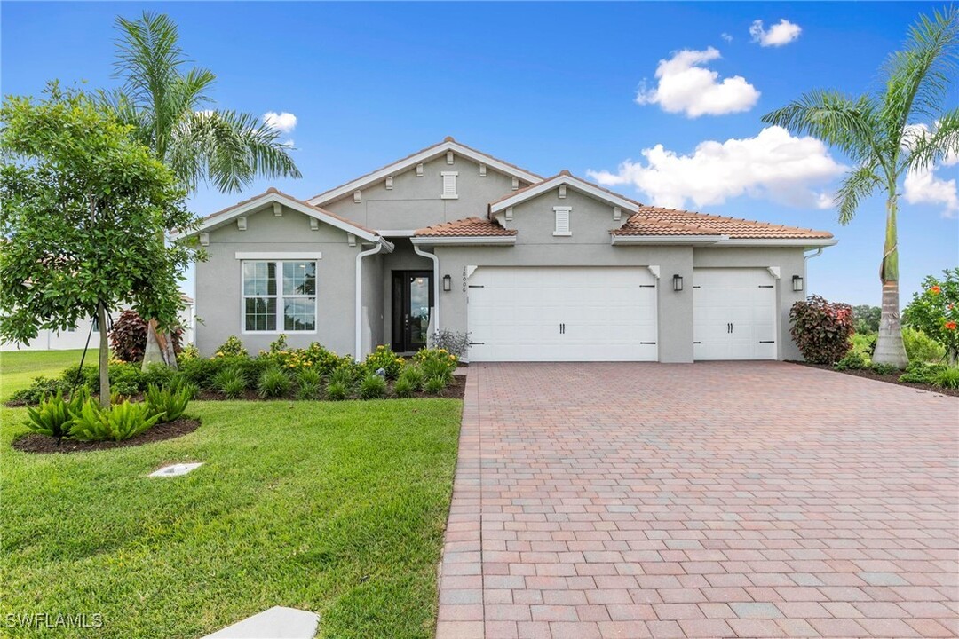 18006 Sandtrap Dr in Naples, FL - Building Photo