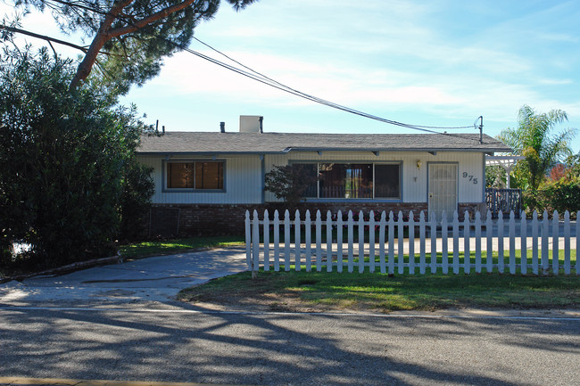 975 Loma Dr in Ojai, CA - Foto de edificio - Building Photo