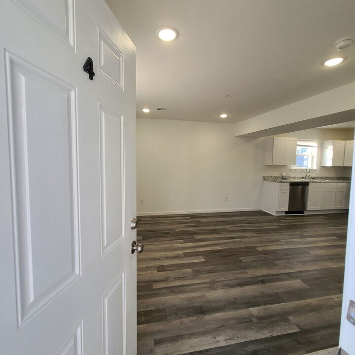 407 E Doxey St in Strafford, MO - Building Photo