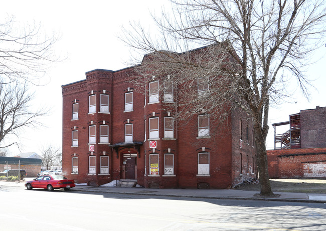 28 Cabot St in Holyoke, MA - Foto de edificio - Building Photo