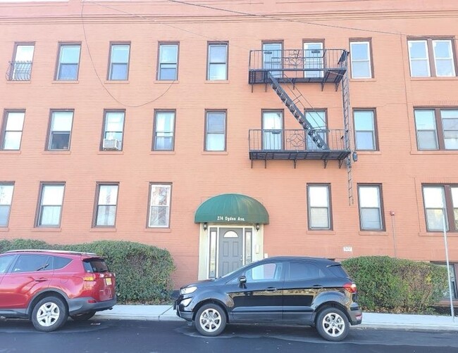 274 Ogden Ave. in Jersey City, NJ - Foto de edificio - Building Photo