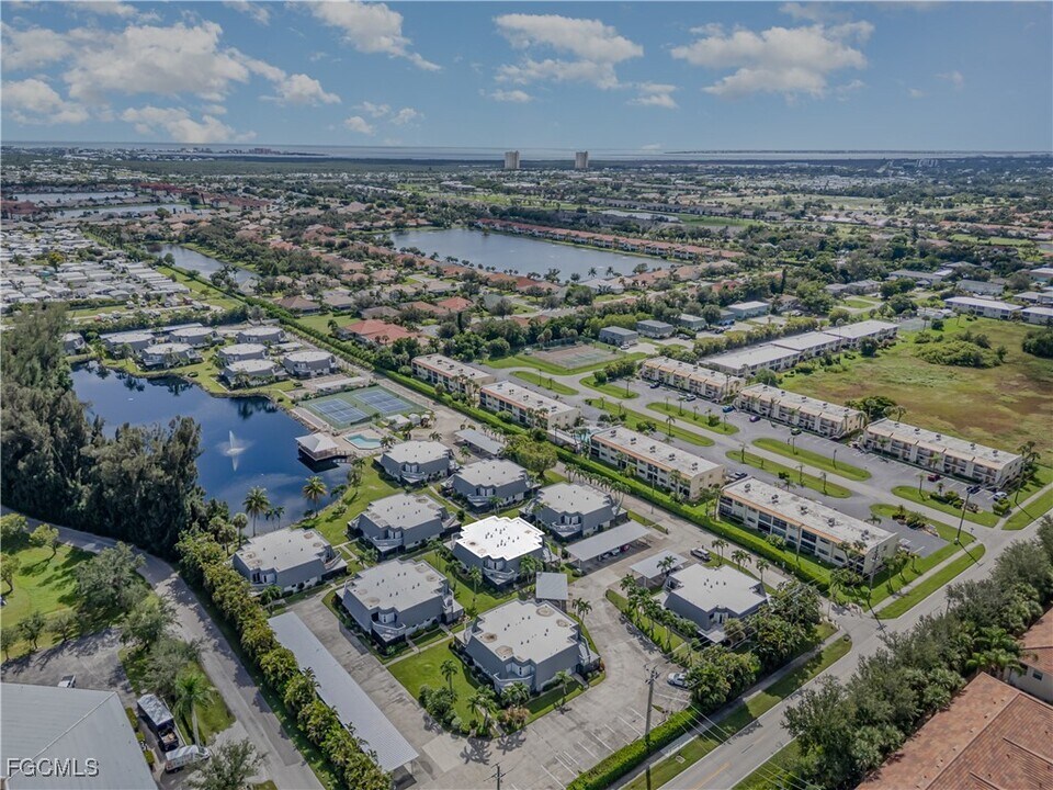 16051 Amberwood Lake Ct in Ft. Myers, FL - Building Photo