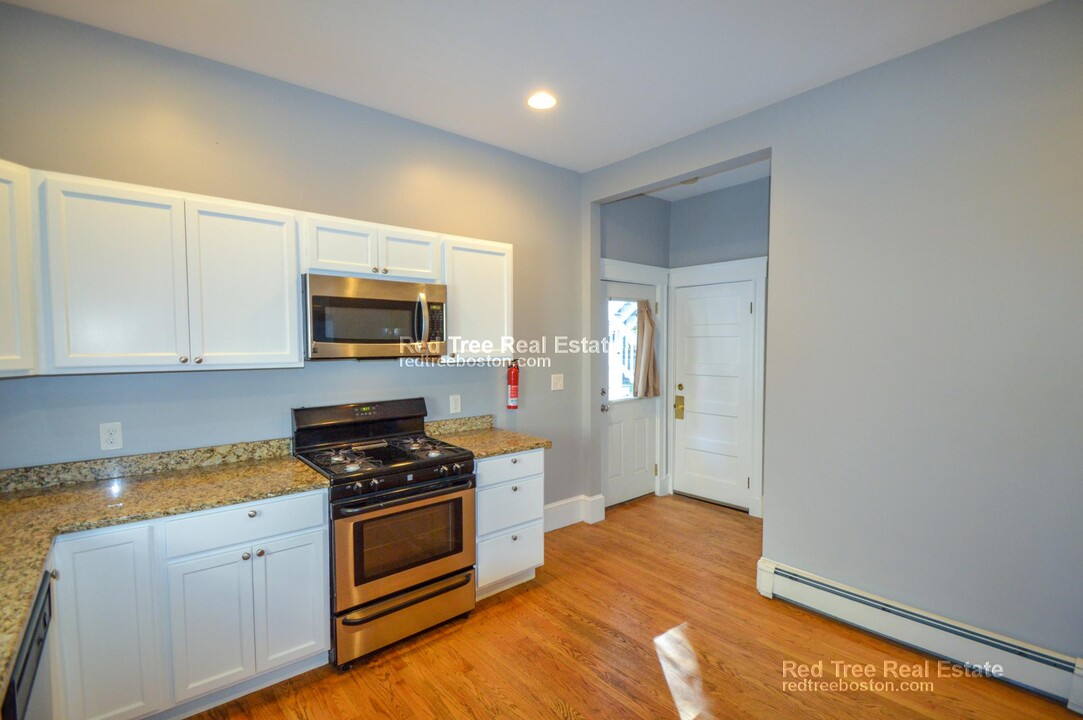 65 Mapleton St, Unit 1 in Boston, MA - Foto de edificio