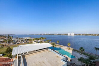 241 Riverside Dr in Holly Hill, FL - Foto de edificio - Building Photo