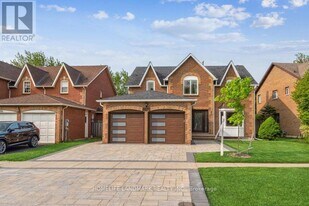 2036 Grosvenor St in Oakville, ON - Building Photo