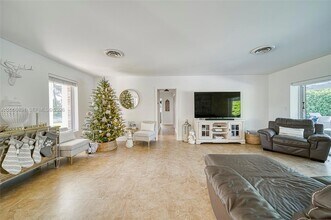 10600 SW 80th Ct in Miami, FL - Foto de edificio - Building Photo