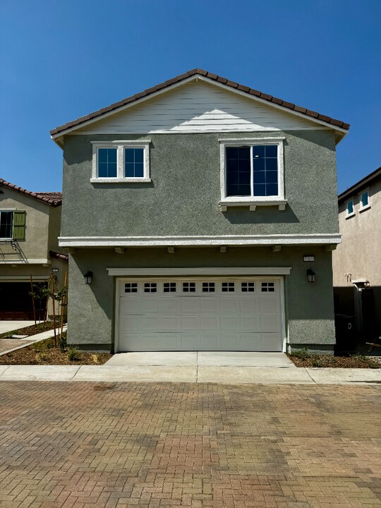 16185 Lozano St in Fontana, CA - Building Photo