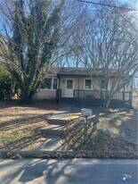 2704 Norfolk St in Hopewell, VA - Building Photo