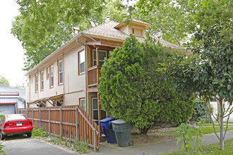 324 29th St in Sacramento, CA - Building Photo - Building Photo