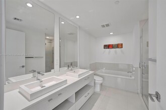 55 SW 9th St, Unit 4008 in Miami, FL - Building Photo - Building Photo