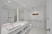 55 SW 9th St, Unit 4008 in Miami, FL - Foto de edificio - Building Photo