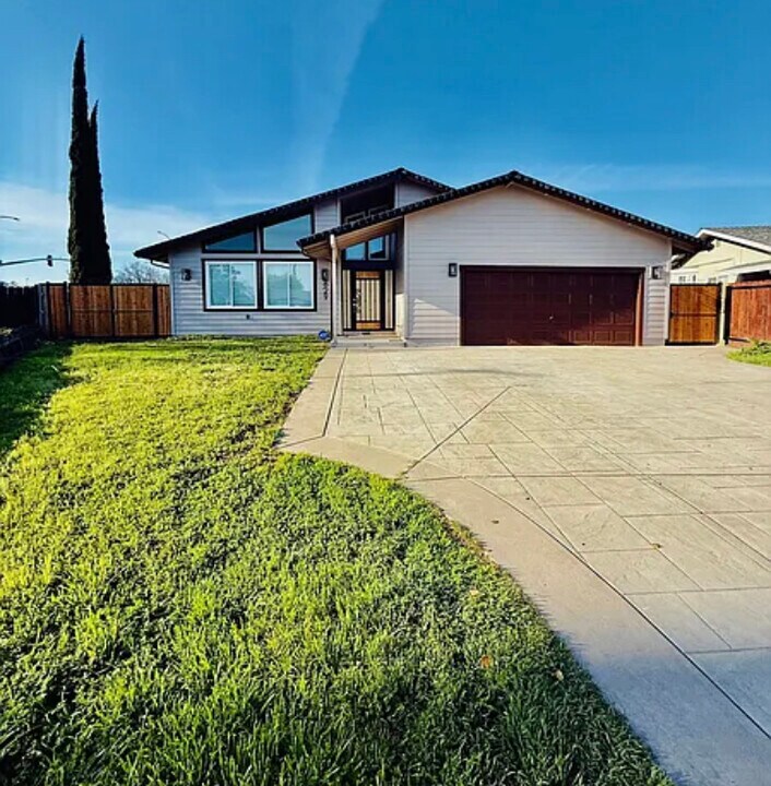 829 Cambridge Dr in Stockton, CA - Building Photo