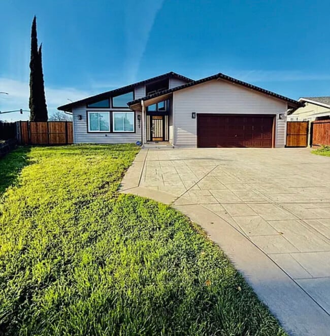 829 Cambridge Dr