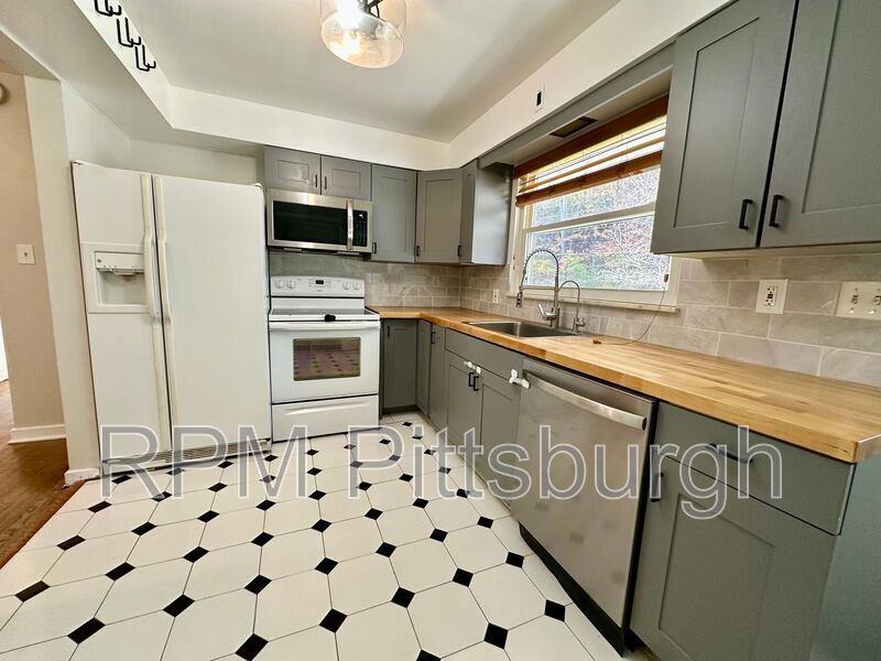 208 Bridge St in Presto, PA - Building Photo