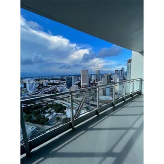 90 SW 3rd St in Miami, FL - Building Photo - Building Photo