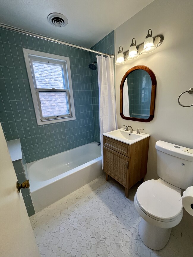 3374 S Indiana Ave, Unit 3374A in Milwaukee, WI - Building Photo - Building Photo