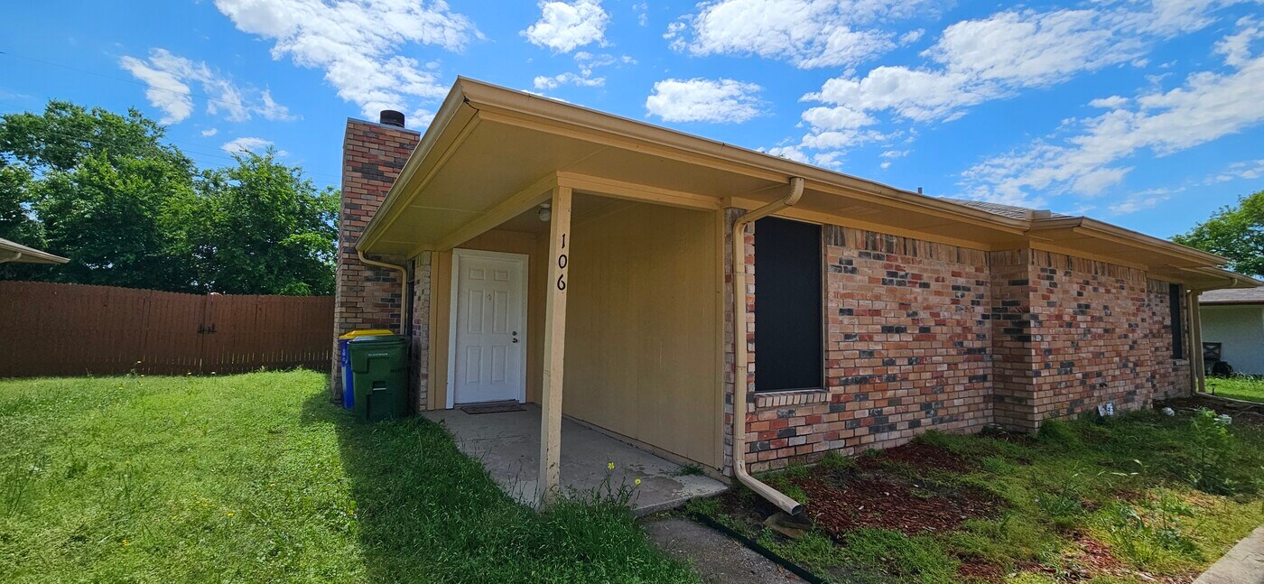 106 E Simonds Rd in Seagoville, TX - Foto de edificio