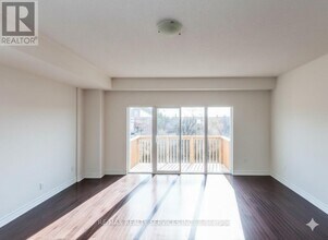 106 Aspen Hills Rd in Brampton, ON - Building Photo - Building Photo