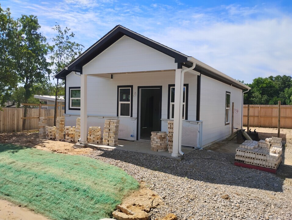 1006 Wooded Holw Ct in Weatherford, TX - Building Photo