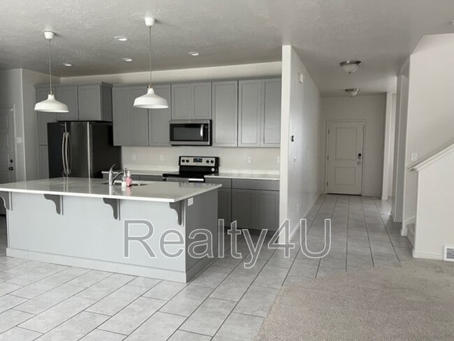 1031 Molly Pitcher Cir in Bluffdale, UT - Building Photo - Building Photo