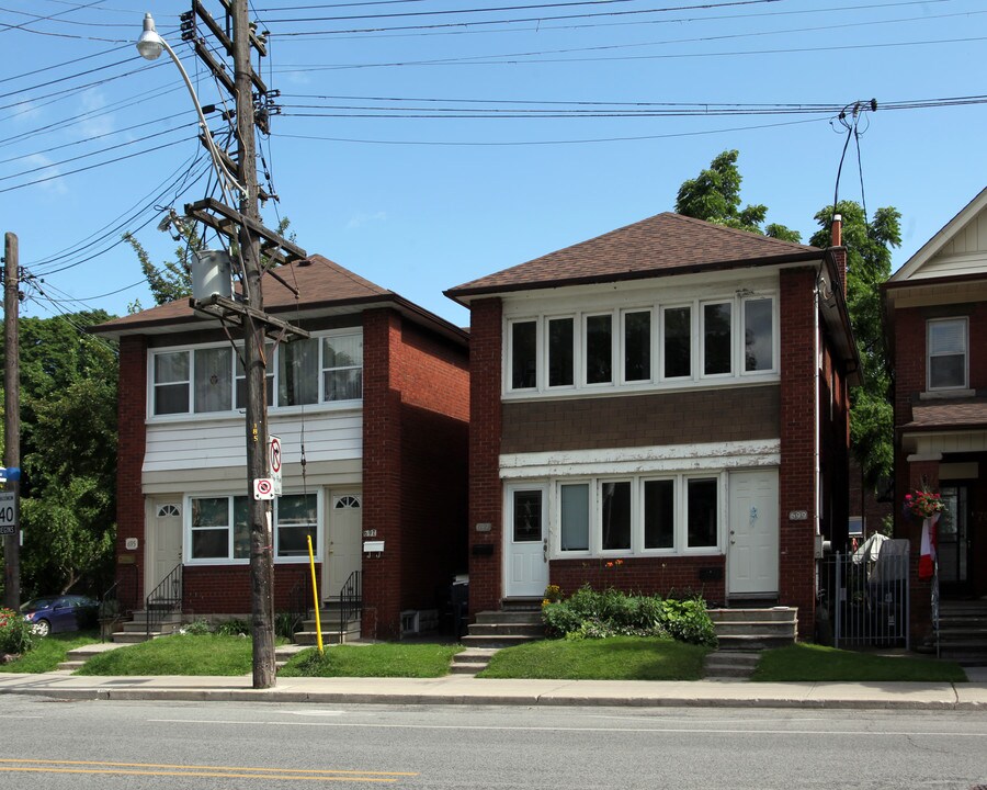 695-699 Annette St in Toronto, ON - Building Photo