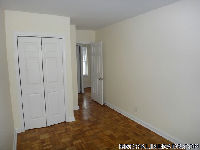 100 Thornton Rd in Brookline, MA - Building Photo - Building Photo