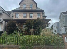 26 E 32nd St in Bayonne, NJ - Building Photo