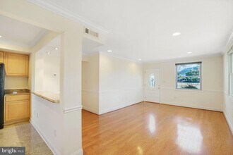 6924 Kenfig Dr in Falls Church, VA - Foto de edificio - Building Photo