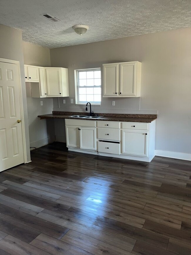 806 N Douglas Ave in Sylacauga, AL - Building Photo - Building Photo