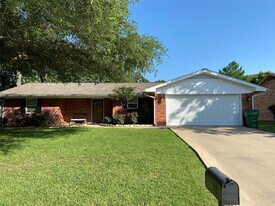 310 Rosebud Dr in Stephenville, TX - Building Photo