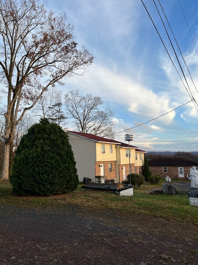 498 Terry Ave Rentals in Oak Hill, WV