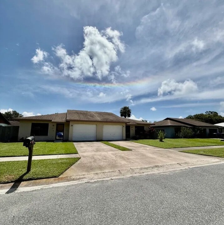 45 W Towne Pl in Titusville, FL - Building Photo