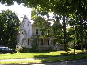 107 E Pleasant St in Amherst, MA - Foto de edificio - Building Photo