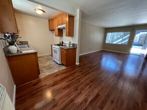 13760 Sherman Way, Unit 6 in Los Angeles, CA - Building Photo - Building Photo
