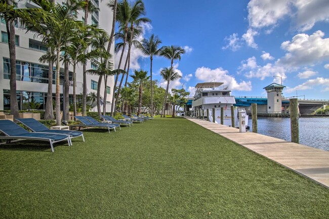 2670 E Sunrise Blvd, Unit Hotel Condo Near Beach in Fort Lauderdale, FL - Building Photo - Building Photo