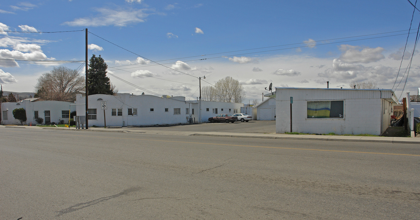 1910 S 3rd Ave in Yakima, WA - Building Photo