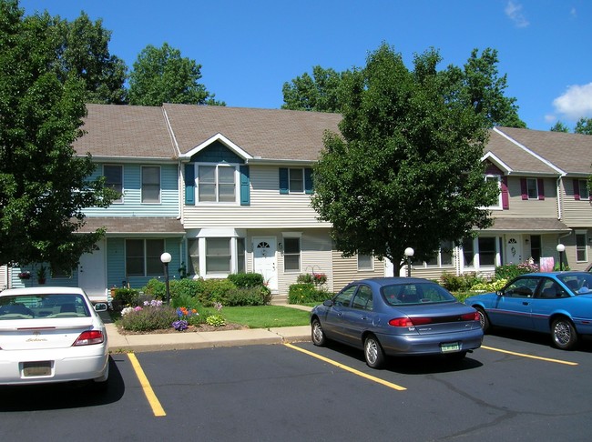 Colfax Townhomes in Mishawaka, IN - Foto de edificio - Building Photo