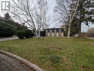 14 Valleycrest Dr in King City, ON - Building Photo